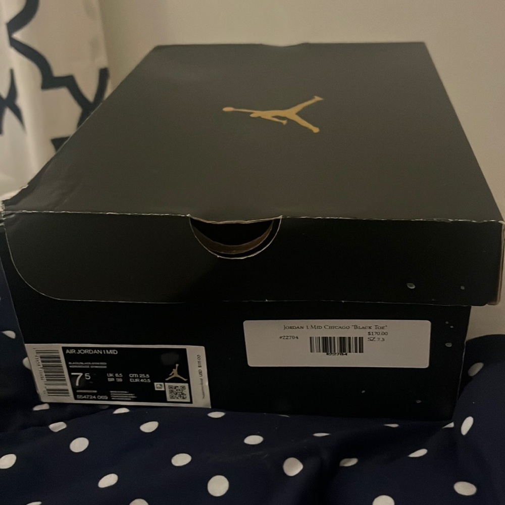 Jordan 1 mids. (Chicago Black toe) Great condition! Only worn a couple times!